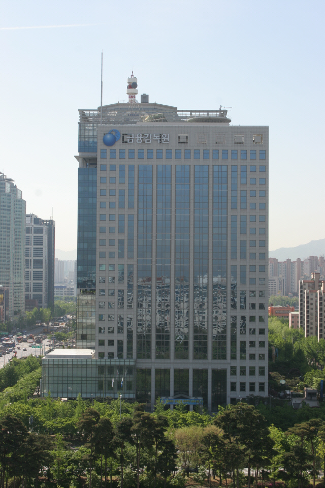 금융당국이 홍콩H지수(항셍중국기업지수) 등락에 따라 수익률이 결정되는 파생상품을 판매한 금융사를 대상으로 전수조사를 실시한다. 금융감독원 사옥 전경. <금융감독원 제공>